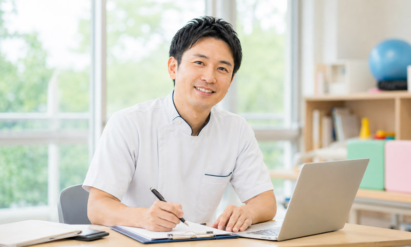 先輩インタビュー 理学療法士Aさん 書類を書いているAさん 社会福祉法人 立葵会 岐阜県瑞穂市「タチアオイの教室」