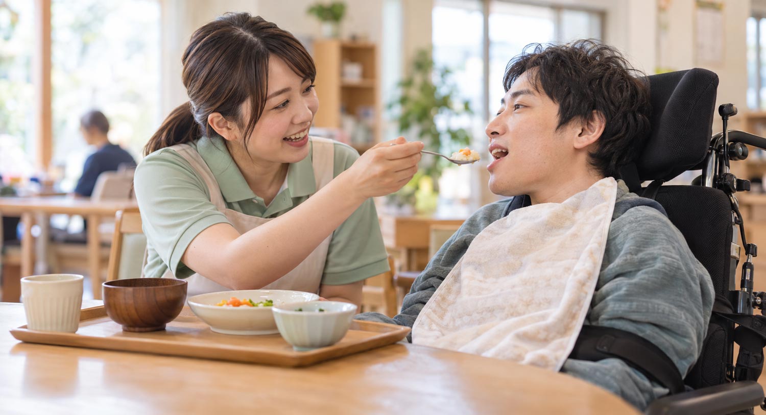 仕事内容 食事の介助 介護士 立葵の杜