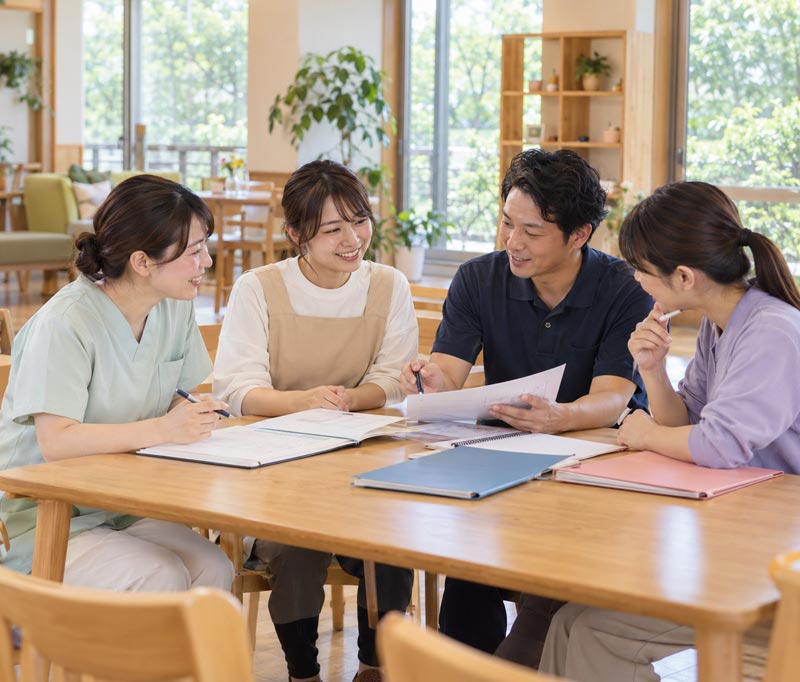 サービス管理責任者の求人　立葵の杜 生活介護　ケア計画を話し合うスタッフ